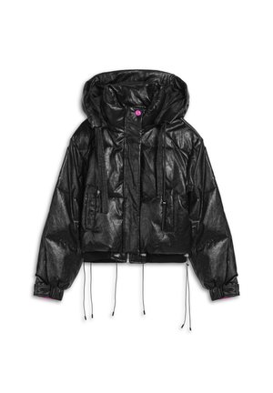 Schwarze, kurz geschnittene Jacke mit glänzender Textur, Kapuze, pinkem Druckknopf, verstellbaren Kordeln und Fronttaschen. Mit elastischen Bündchen.