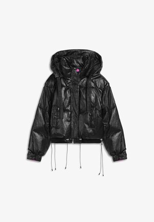Veste noire courte avec une texture brillante, capuche, bouton-pression rose, cordons de serrage ajustables et poches avant. Comprend des poignets élastiques.