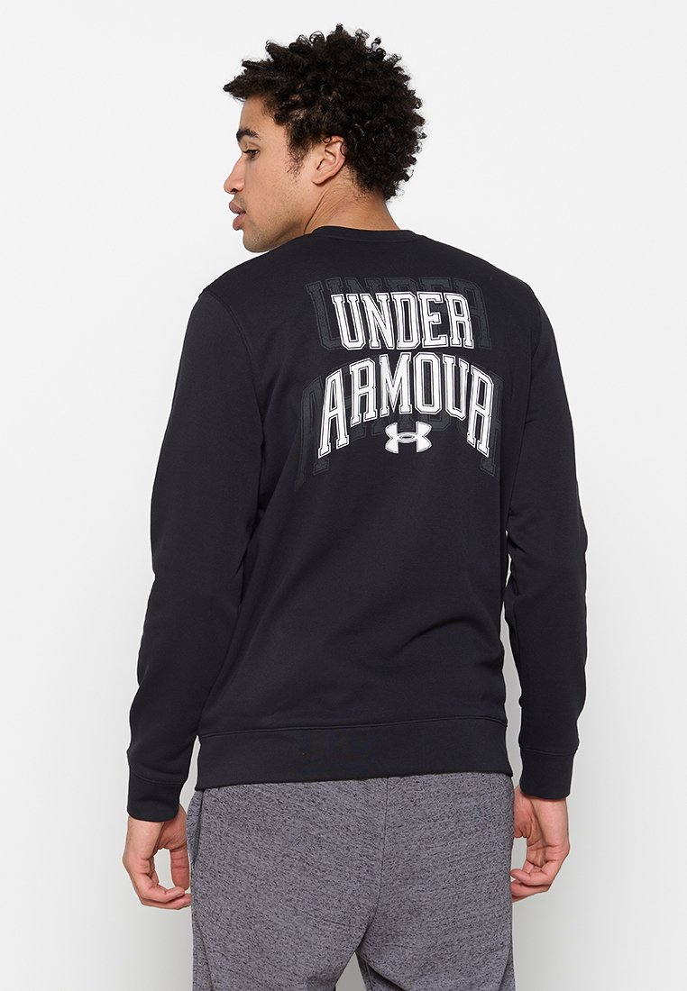 Sweatshirt noir avec "UNDER ARMOUR" imprimé en grandes lettres blanches au dos, dotée d'un col rond et de poignets et d'un ourlet côtelés.
