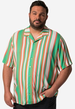 Chemise à manches courtes avec boutons, ornée de rayures verticales vertes, oranges et blanches. Tissu lisse avec un col camp et une coupe décontractée.