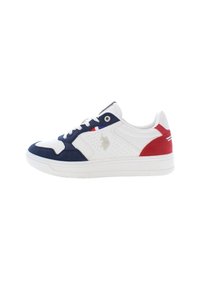 Zapatilla blanca con acentos de ante azul marino, detalle de talón rojo y diseño perforado. Cuenta con suela de goma blanca y cordones en contraste.