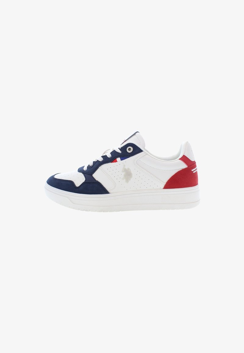 Witte sneaker met marineblauwe suède accenten, rode hielafwerking en geperforeerd ontwerp. Voorzien van een witte rubberen zool en contrasterende veters.