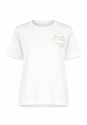 T-shirt bianca a maniche corte con collo rotondo e testo dorato sul petto sinistro con la scritta "First class or nothing L'ACTITUDE TWINSET."