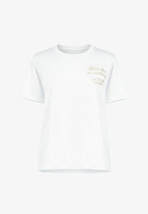 T-shirt bianca a maniche corte con collo rotondo e testo dorato sul petto sinistro con la scritta "First class or nothing L'ACTITUDE TWINSET."