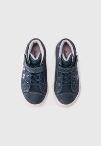 Mørkeblå barns sneakers med semsket finish, snøring, rosa detaljer og blomsterbroderi på siden. Gummisåle.