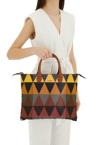 Borsa a tracolla con un motivo geometrico in giallo, marrone, grigio e nero. Dotata di manici in pelle marrone e chiusura con zip.