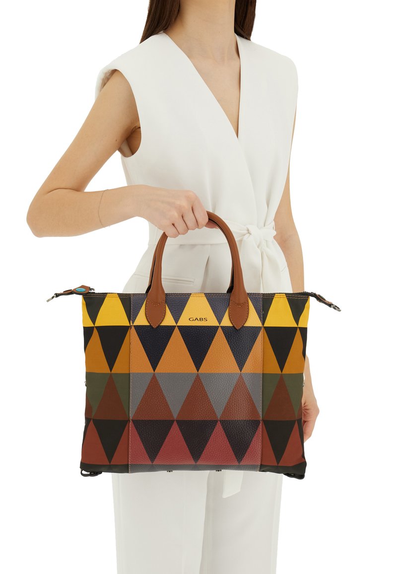 Borsa a tracolla con un motivo geometrico in giallo, marrone, grigio e nero. Dotata di manici in pelle marrone e chiusura con zip.