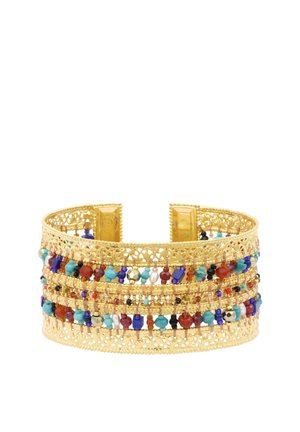 Large bracelet manchette en filigrane dorée avec plusieurs rangées de petites perles colorées rouge, bleu, turquoise, blanc et noir.