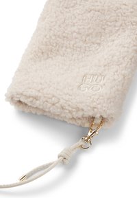 Pochette en peluche couleur crème avec un extérieur doux et texturé, un fermoir en métal doré et un logo brodé subtil.