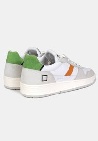 Sneakers bianchi in pelle con tallone in suede grigio, dettagli verdi e neri, e una striscia arancione. Suola in gomma con finitura testurizzata.