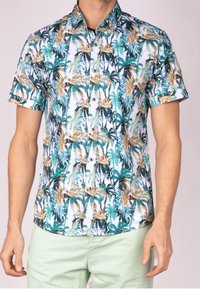 Chemise à manches courtes à boutons, présentant un motif de feuilles tropicales en bleu sarcelle, orange et blanc, avec une coupe ajustée et un tissu lisse.