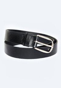 Cintura in pelle nera con una finitura texturizzata, caratterizzata da una fibbia in metallo argentato e un design minimalista, avvolge parzialmente se stessa.