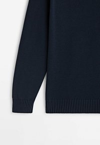 Pull tricot bleu marine avec poignets et ourlet côtelés. Texture lisse, coupe ajustée. Aucun motif ou détail matériel visible.