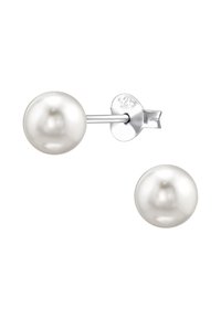 Silberne Steckerohrringe mit großen runden weißen Perlen. Die Perlen haben eine glatte Oberfläche und einen hohen Glanz; die Fassung ist mit "925" gekennzeichnet.