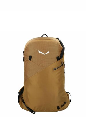 Zaino marrone con accenti neri, dotato di una superficie tessurizzata, spallacci regolabili, maniglia superiore e un logo bianco sul fronte.