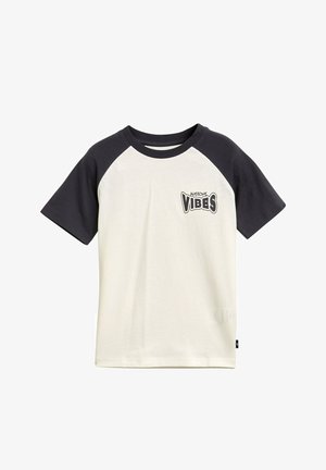 T-shirt a maniche corte con corpo bianco e maniche raglan scure. Presenta una grafica "AWESOME VIBES" in nero. Realizzato in morbido cotone.