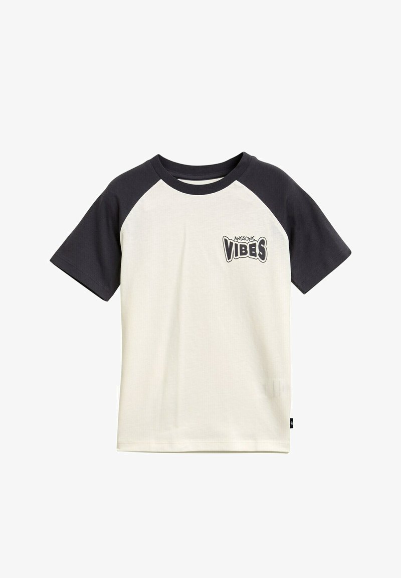 Tričko s krátkym rukávom má bielu telo a tmavé raglanové rukávy. Obsahuje grafiku "AWESOME VIBES" v čiernej farbe. Vyrobené z jemného bavlneného materiálu.