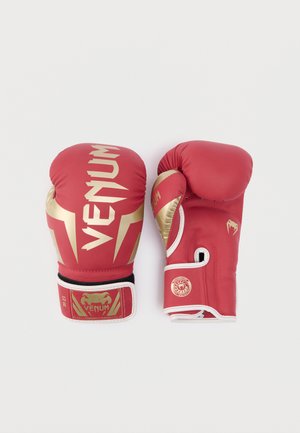 Coppia di guantoni da boxe Venum rossi e dorati, che mostrano la parte anteriore con il logo e il retro con dettagli sul pollice e sulla fascia del polso.