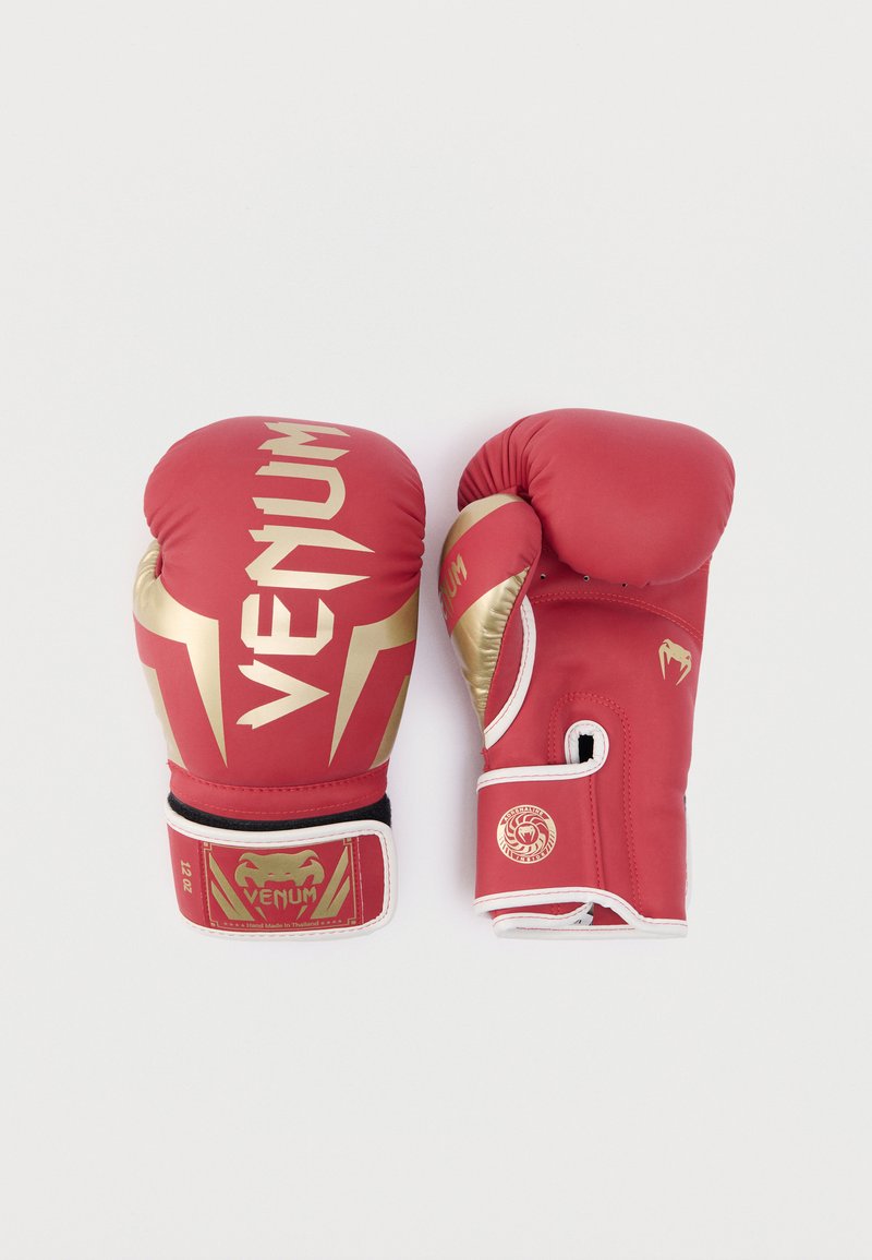 Pár vörös és arany Venum boxkesztyű, elöl a logóval, hátul a hüvelykujj és a csuklópánt részleteivel.