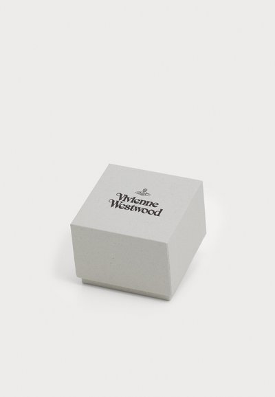 Grå papperspresentlåda med en något lutande topp, prydd med logotypen "Vivienne Westwood" i svart tryck och en krongrafik ovanför.
