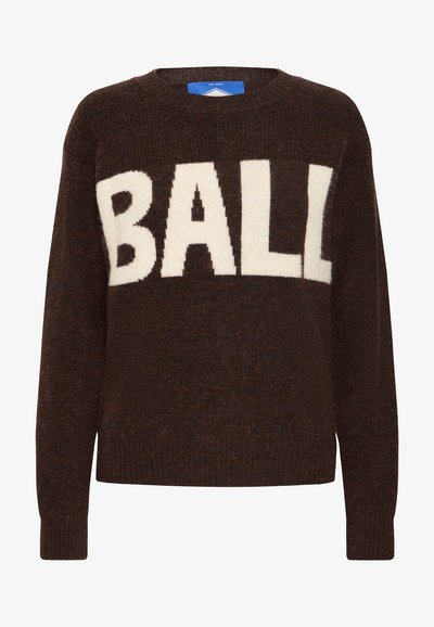Rjav pleteni pulover s krožno izrezom in bold off-white napisom "BALL" čez sprednji del. Rjubast rob in manšete. Mehka tekstura.