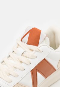 ARKK Copenhagen UNCOVER UNISEX - Sneakers basse - white/amber/brown
