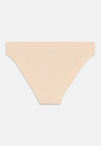 Μπεζ αδιάκοπο σλιπ με λείο υφή, διαθέτοντας σχεδιασμό χαμηλής μέσης και ελάχιστες ραφές για άνεση. Ιδανικό για καθημερινή χρήση.