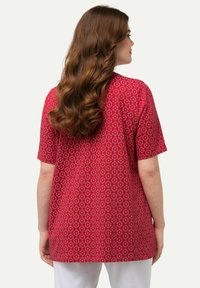 Ulla Popken SHORT SLEEVE - Camiseta estampada - salsa
