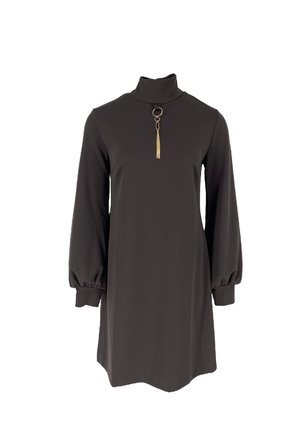 Czarna sukienka z długim rękawem, wysokim kołnierzem, bufkami przy mankietach oraz złotym pierścieniem z chwostem przy dekolcie.