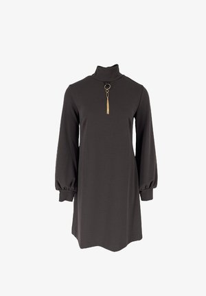 Robe noire à manches longues avec col haut, poignets bouffants et détail anneau doré avec pompon au niveau de l'encolure.