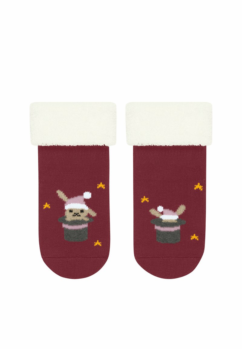 Gestrickte bordeauxfarbene Socken mit einem flauschigen weißen Bündchen, versehen mit einem bedruckten Hasen in einem Zauberhut und bunten Sternenmotiven.