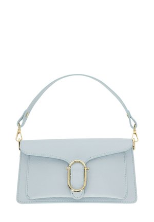 Jasnoniebieska skórzana torebka na krótki pasek, z przednią klapą i złotą owalną klamrą.