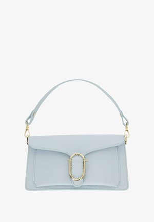 Jasnoniebieska skórzana torebka na krótki pasek, z przednią klapą i złotą owalną klamrą.
