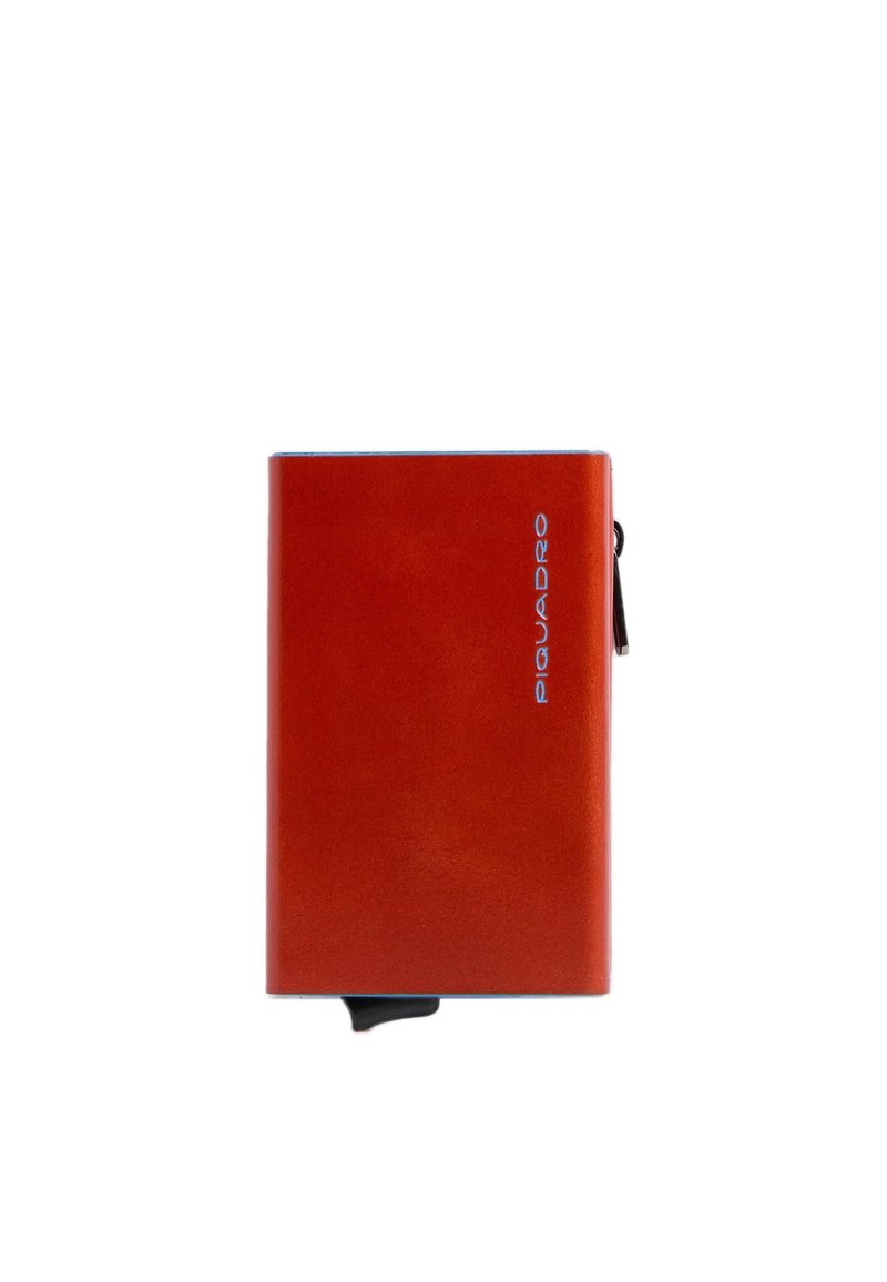 Portafoglio in pelle rossa con una texture liscia, caratterizzato da una chiusura con zip e logo in rilievo. Forma quadrata compatta, design minimalista.