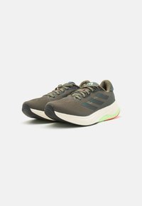 adidas Performance SUPERNOVA SOLUTION - Chaussures de running sur route - olive strata/legend ivy/green spark