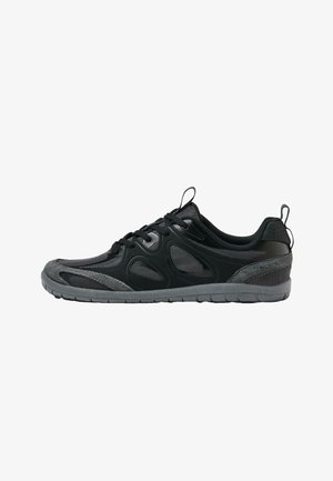 OYSHO, BAREFOOT TRAINING - Matalavartiset tennarit - black
