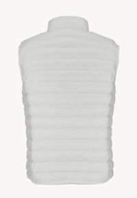 Witte gewatteerde vest met hoge kraag, met een horizontaal quiltontwerp en een gladde textuur. Geen zichtbare sluitingen aan de achterkant.