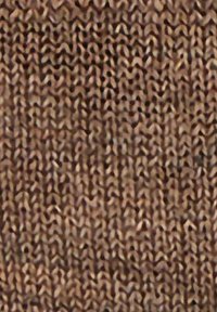 Tessuto marrone dalle texture con un motivo tessuto, caratterizzato da sottili variazioni di tonalità e nodi incorporati per un aspetto tattile.