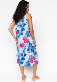 Abito senza maniche floreale azzurro chiaro con grandi fiori rosa e blu. Lunghezza midi con vestibilità comoda e texture di tessuto morbido.