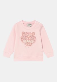 Sudadera infantil rosa con mangas largas, que presenta un diseño de tigre bordado y el texto "KENZO PARIS" debajo. Textura suave, cuello redondo.