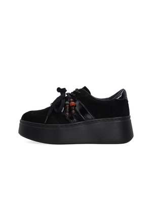 Schwarzer Plateau-Sneaker mit Wildleder- und glänzenden Akzenten, Schnürung vorne und dekorativen braunen Perlen an den Schnürsenkeln, von der Seite gezeigt.