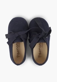 Scarpe in suede blu navy con punta rotonda, dettagli cuciti e lacci piatti, con un interno beige che mostra il nome del marchio.