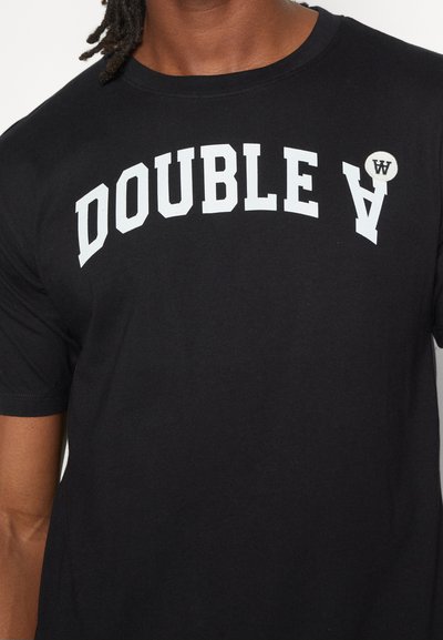 Černé bavlněné tričko s textem "DOUBLE A" velkými bílými blokovými písmeny. Obsahuje bílý kulatý logový odznak na hrudníku.