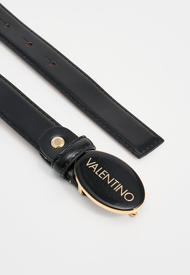 Cinturón de cuero negro con una hebilla ovalada brillante que presenta el logo "Valentino" en dorado. Diseño sencillo con agujeros de ajuste visibles.