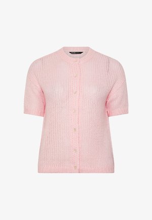 Vaaleanpunainen lyhythihainen neulottu neuletakki pyöreällä pääntiellä ja etukappaleen nappikiinnityksellä.