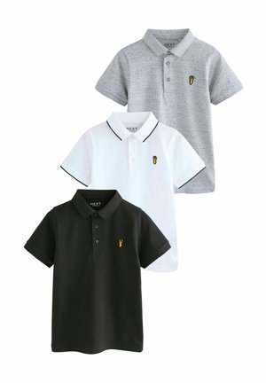 Tri kratke majice polo v sivi, beli in črni barvi, z ovratnikom, gumbom na plati in rumenim vezenim logotipom na prsih.