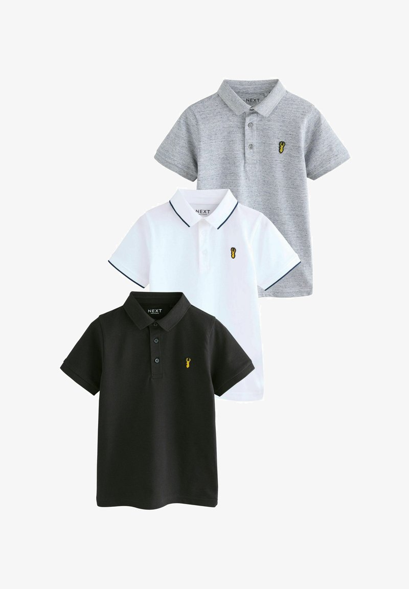 Drie poloshirts met korte mouwen in grijs, wit en zwart, met een kraag, knoopsluiting en een geel geborduurd logo op de borst.