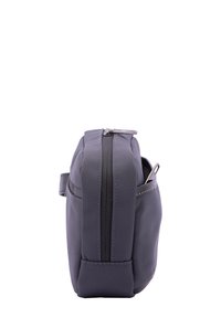 Borsa per laptop in tessuto grigio e texture con chiusura a zip, forma piatta e tasca laterale per accessori. Gli accenti lisci valorizzano il suo design.