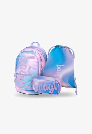 Rucksack, Kordelzugtasche und Stiftetui in pastellrosa und blauer Farbverlauf. Aus weichem Stoff, mit gesticktem Logo und glatten Texturen.