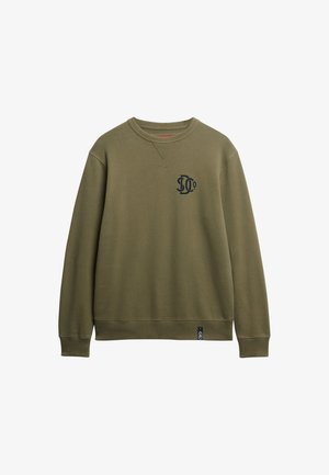 Olijfgroene sweatshirt van zacht materiaal, met een ronde hals, lange mouwen en een klein marineblauw logo op de borst. Ribgebreide boorden en onderrand.